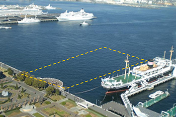 The dotted line indicates the area in which slag products are being used at Yokohama Bay (photo taken by Yokohama City)