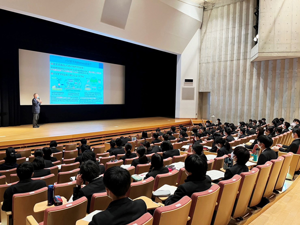 Lecture at the Junior High School Attached to Yokohama Science Frontier High School